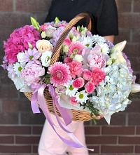 Цветочная композиция из Розы, Хризантемы, Пионы и Лизиантусы в корзине в Холдеево
